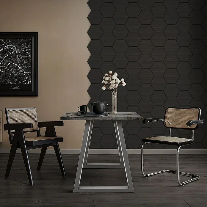 ML-Design Akustikpaneel - Schwarz, L x B x S: 2,1 cm x 66,6 cm x 2,1 mm, 2 Stk., 1 m² - Einrichtung mit einem quadratischen Tisch, zwei Stühlen mit Rohrgeflecht und einem schlichten Geschirr-Set unter einer modernen Wandkunst.