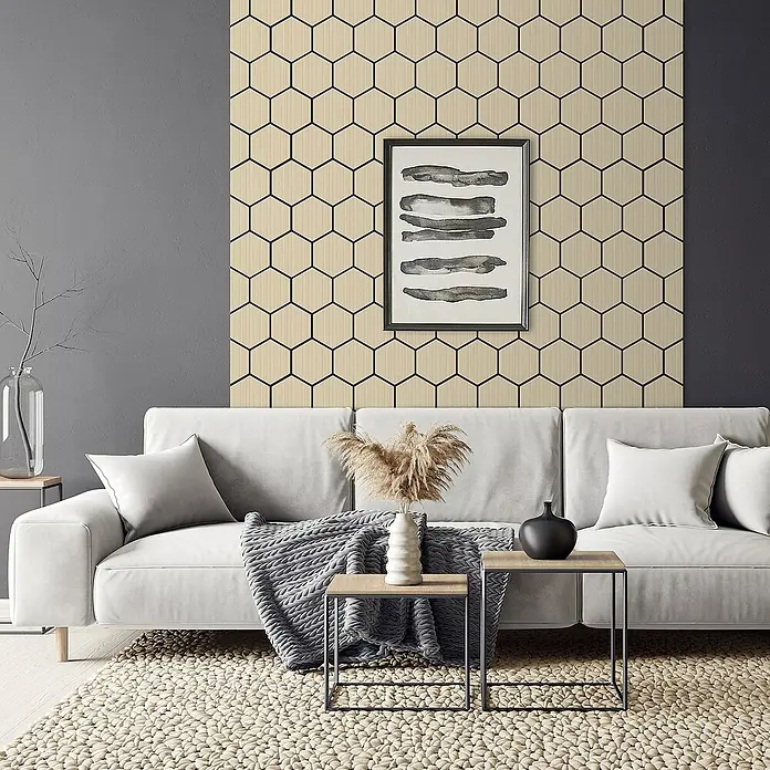 ML-Design Akustikpaneel 2er Set für 1m², Hexagon Wandplatten zur Schalldämmung - Hellbraun, L x B x S: 2,1 cm x 66,6 cm x 2,1 mm, 2 Stk., 1 m² - Ein stilvolles Wohnzimmer mit grauem Sofa, geometrischer Wandgestaltung und Kunstwerk. Die Einrichtung strahlt moderne Eleganz aus.