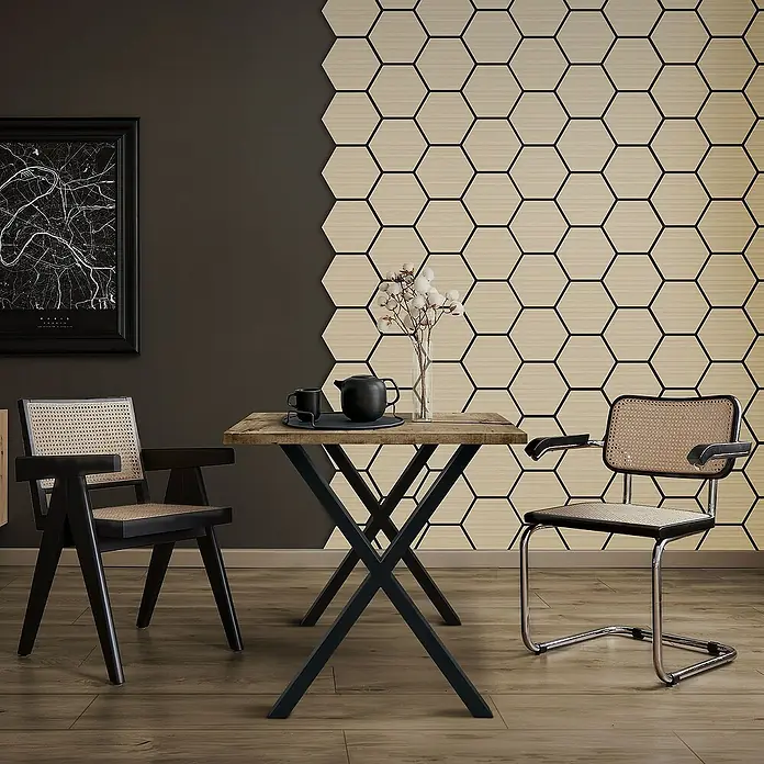 ML-Design Akustikpaneel 2er Set für 1m², Hexagon Wandplatten zur Schalldämmung - Hellbraun, L x B x S: 2,1 cm x 66,6 cm x 2,1 mm, 2 Stk., 1 m² - Rustikaler Esstisch aus Holz mit X-förmigem Metallgestell, umgeben von zwei Stühlen mit Rattan-Akzenten.