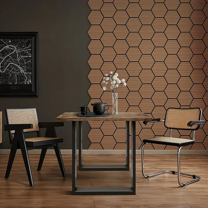 ML-Design Akustikpaneel 2er Set für 1m², Hexagon Wandplatten zur Schalldämmung - Teak, L x B x S: 2,1 cm x 66,6 cm x 2,1 mm, 2 Stk., 1 m² - Einladende Esszene mit einem Holztisch, umgeben von zwei Stühlen, vor einer dekorativen Wand mit Hexagon-Muster.