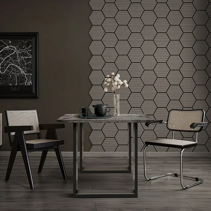 ML-Design Akustikpaneel - Grau, L x B x S: 2,1 cm x 66,6 cm x 2,1 mm, 2 Stk., 1 m² - Einrichtungsidee mit einem Esstisch aus Stein und zwei Stühlen mit Rohrgeflecht vor einer Wand mit Sechseckmuster für stilvolles Ambiente.