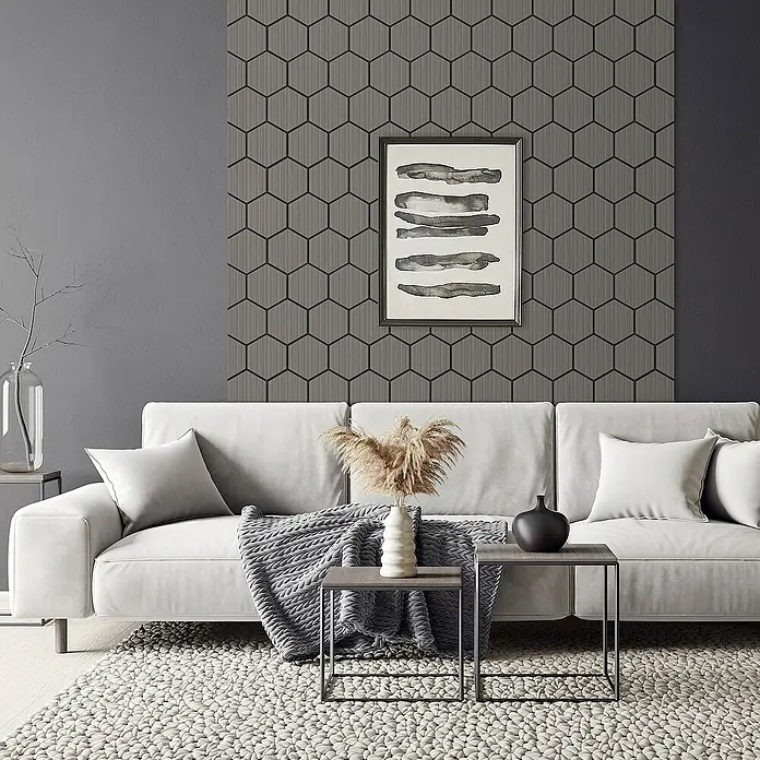 ML-Design Akustikpaneel - Grau, L x B x S: 2,1 cm x 66,6 cm x 2,1 mm, 2 Stk., 1 m² - Stilvolles Wohnzimmer mit grauem Sofa, geometrischer Wand und dekorativen Elementen für ein modernes Ambiente.
