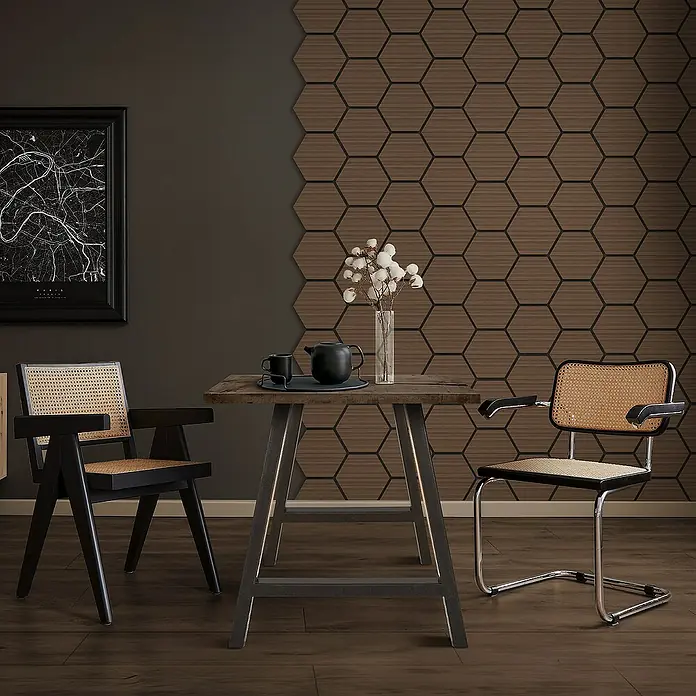 ML-Design Akustikpaneel - Braun, L x B x S: 2,1 cm x 66,6 cm x 2,1 mm, 2 Stk., 1 m² - Einrichtungsidee mit rustikalem Holztisch, umgeben von zwei Stühlen mit Rattan-Details, vor einer Wand mit sechseckigem Muster.