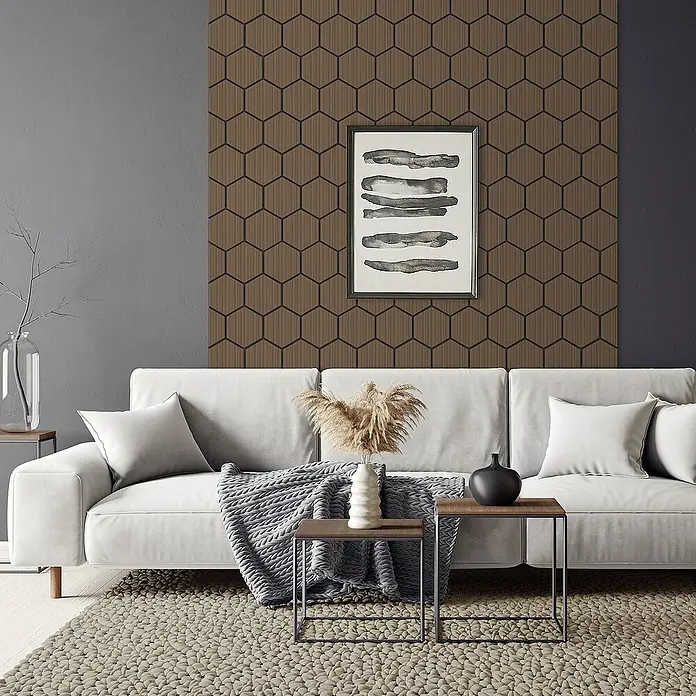ML-Design Akustikpaneel - Braun, L x B x S: 2,1 cm x 66,6 cm x 2,1 mm, 2 Stk., 1 m² - Wohnzimmer mit einem grauen Sofa, Akzentwand mit geometrischem Muster und zwei Beistelltischen auf einem getufteten Teppich.
