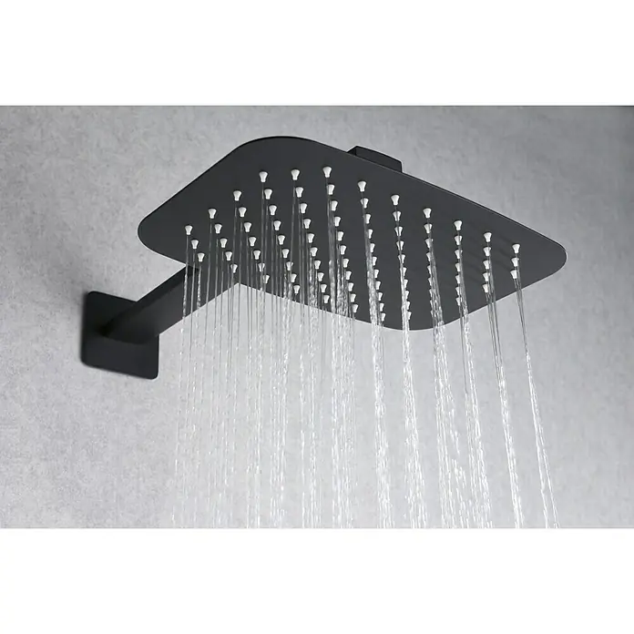 Imex Sistema de ducha empotrado Hidra - Con grifo termostático, Negro - La imagen muestra un cabezal de ducha cuadrado y negro con agua fluyendo, montado en una pared. Esto le da un aspecto moderno a tu baño.