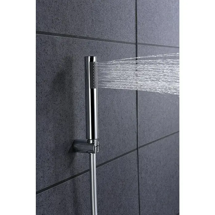 Imex Olimpo Grifo de ducha - Cromo - Cabezal de ducha cromado con chorros de agua contra una pared de azulejos grises.