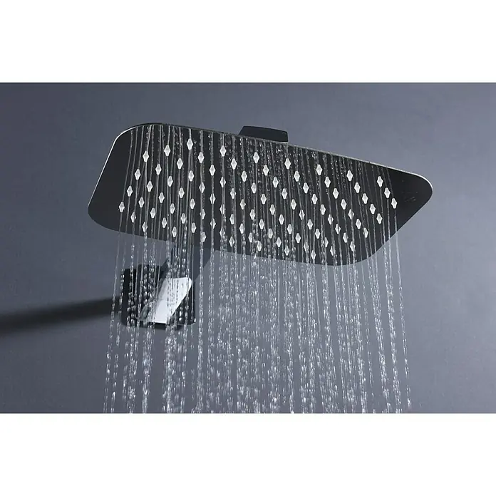 Imex Sistema de ducha empotrado Hidra - Con grifo termostático, Cromo - Imagen de un cabezal de ducha con un diseño cuadrado, del cual fluye agua. El sistema de ducha es moderno y de material brillante.
