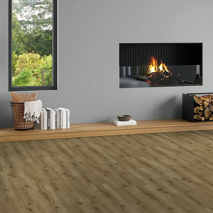 Vinylboden SPC - Eiche Tobacco, Landhausdiele, 1.220 x 182 x 3,5 mm - Ein gemütliches Wohnzimmer mit einem stilvollen Kamin und einem eleganten Holzfußboden, der Wärme und Behaglichkeit ausstrahlt.