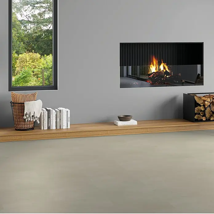 b!design Vinylboden SPC - Avelino, Fliese, 800 x 400 x 6,5 mm - Elegantes Wohnzimmer mit modernem Kamin, Bücherregal und Holzlager. Die stilvolle Einrichtung schafft eine gemütliche Atmosphäre.