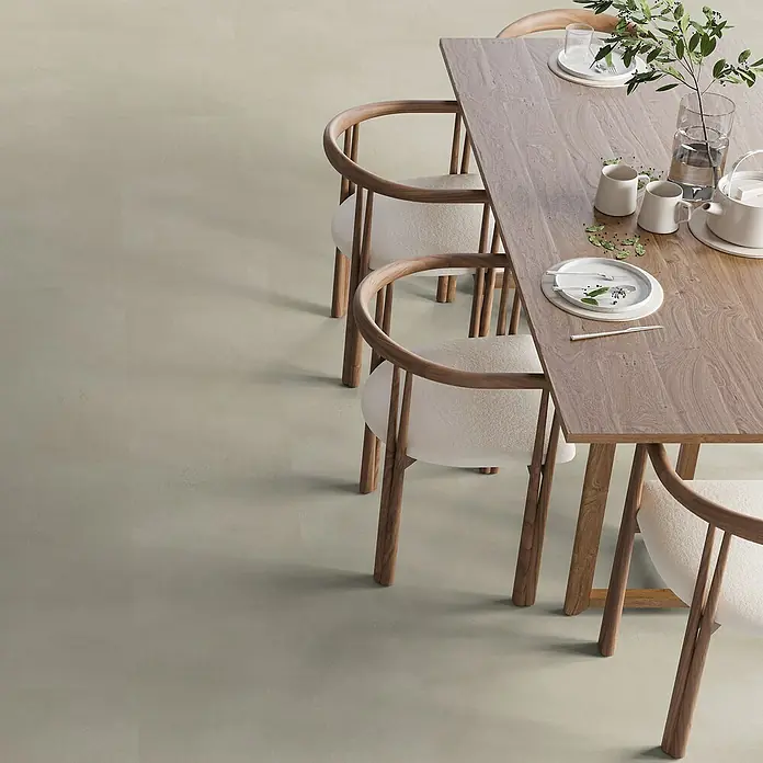 b!design Vinylboden SPC - Avelino, Fliese, 800 x 400 x 6,5 mm - Ein Holzesstisch mit Geschirr und weißen Stühlen, der eine elegante und einladende Atmosphäre schafft.