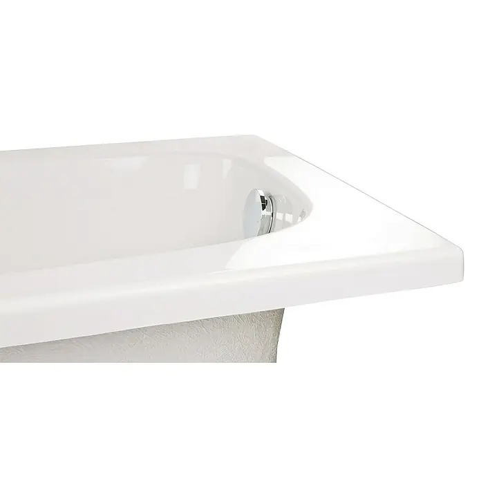 Calmwaters Badewanne Original - Sanitäracryl, Weiß - Detailaufnahme einer weißen Badewanne mit glänzender Oberfläche und Chromablaufgarnitur, die ein modernes und hygienisches Badezimmererlebnis verspricht.
