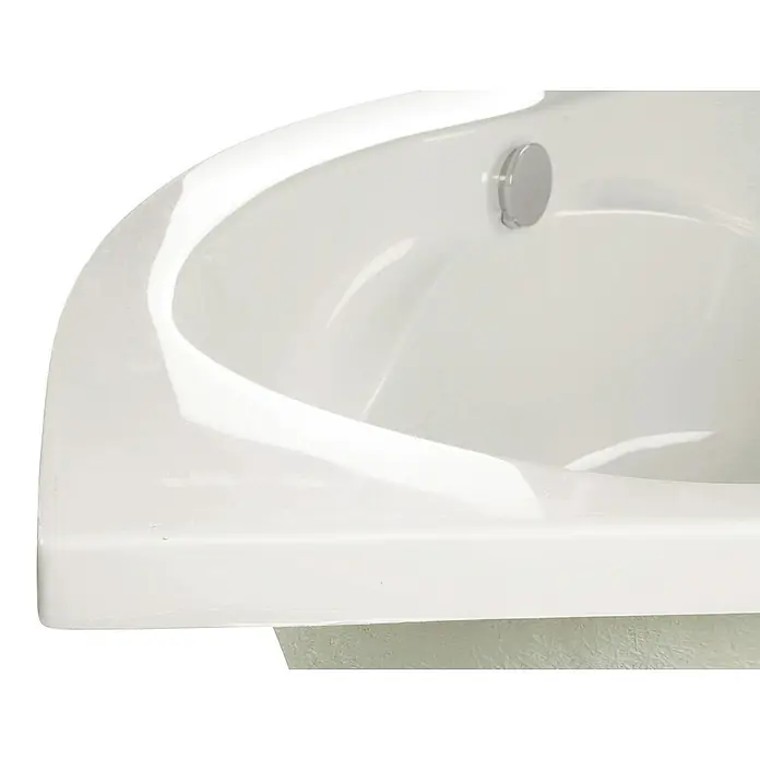 Calmwaters Eckbadewanne Original - Sanitäracryl, Weiß - Nahaufnahme einer weißen Badewanne mit einem runden, silbernen Abflussstopfen. Die glatte Oberfläche reflektiert Licht.
