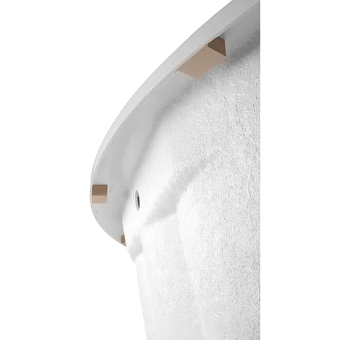 Calmwaters Eckbadewanne Curved Wellness - L x B: 150 x 150 cm, Sanitäracryl, Weiß - Nahaufnahme eines Teils einer weißen Badewanne, die die Textur und die Stützstruktur hervorhebt.