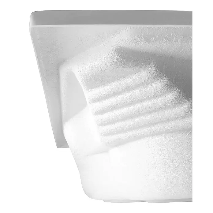 Calmwaters Eckbadewanne Curved Wellness - L x B: 150 x 150 cm, Sanitäracryl, Weiß - Detailaufnahme eines weißen, strukturierten Keramik-Waschbeckens mit modernem Design. Die Textur und Formgebung stehen im Fokus.