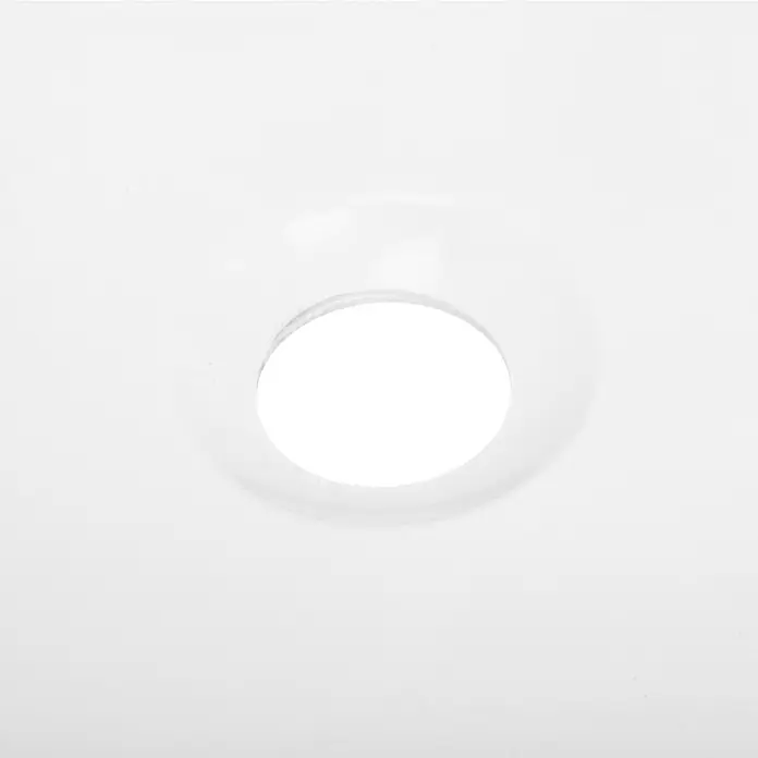 Calmwaters Eckbadewanne Curved Wellness - L x B: 150 x 150 cm, Sanitäracryl, Weiß - Nahaufnahme einer runden, weißen Deckenleuchte mit einem Loch in der Mitte, ideal für modernes Design und Beleuchtungslösungen.