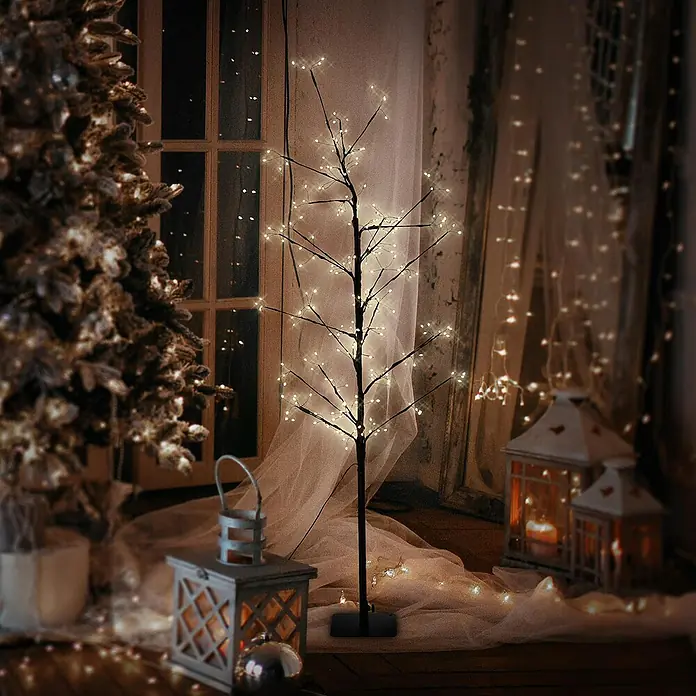 ECD Germany Künstlicher Weihnachtsbaum Leuchtbaum mit 240 LEDs inkl. Timer für Innen & Außen IP44 Warmweiß - Black, LED-Beleuchtung - Dekorative, leuchtende Baumlampe, perfekt für stimmungsvolle Innenräume. Warmes Licht sorgt für eine gemütliche Atmosphäre im Raum.