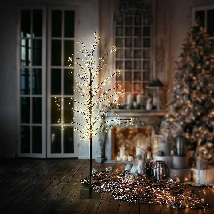 ECD Germany Künstlicher Weihnachtsbaum Leuchtbaum mit 360 LEDs inkl. Timer für Innen & Außen IP44 Warmweiß - Höhe: 150 cm, Black, LED-Beleuchtung - Dekorativer LED-Baum in einem gemütlichen Raum, ideal als stimmungsvolle Beleuchtung für Weihnachten oder andere festliche Anlässe.