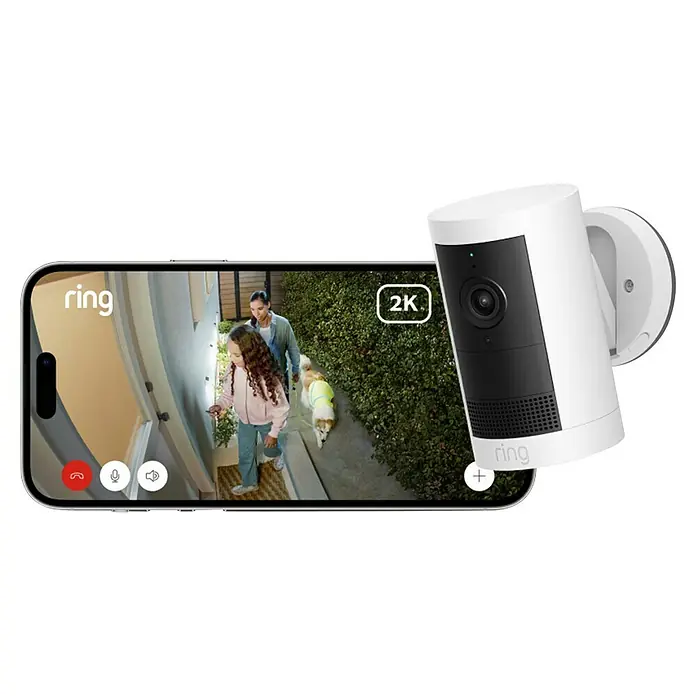 Ring Außenkamera Akku Plus - 2.048 x 1.536 Pixel (2K-HD), Weiß - Abbildung einer Ring Stick Up Cam im Einsatz mit einem Smartphone, das Live-Aufnahmen zeigt. Die Kamera bietet 2K-Video für klare Überwachung.