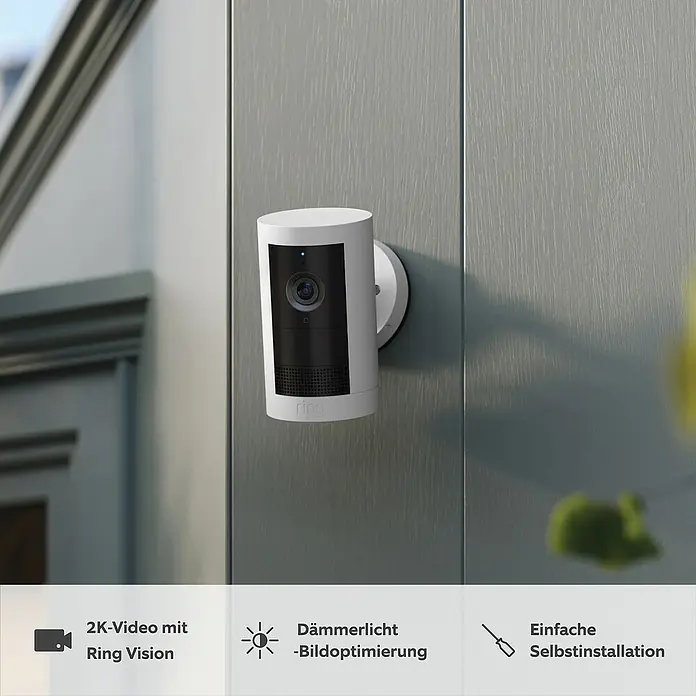 Ring Außenkamera Akku Plus - 2.048 x 1.536 Pixel (2K-HD), Weiß - Eine kabellose Ring Stick Up Cam im Fokus, die Sicherheit und Flexibilität für den Innen- und Außenbereich bietet.