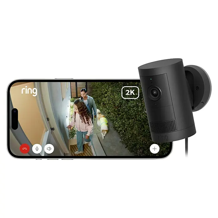 Ring Außenkamera Plus (Plug) - 2.048 x 1.536 Pixel (2K-HD), Schwarz - Ein Ring Stick Up Cam, eine kabellose Überwachungskamera für den Innen- und Außenbereich, wird auf einem Smartphone-Bildschirm angezeigt.