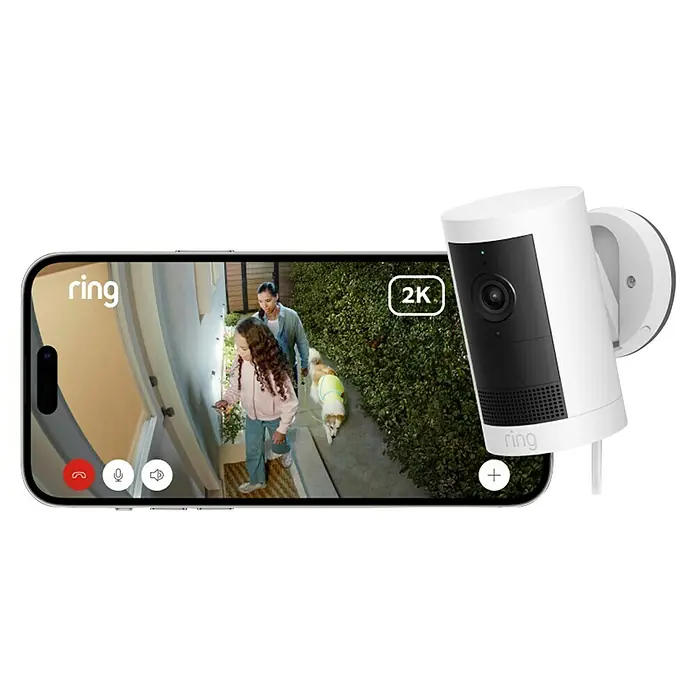 Ring Außenkamera Plus (Plug) - 2.048 x 1.536 Pixel (2K-HD), Weiß - Intelligente Ring-Überwachungskamera mit einer Live-Aufnahme auf einem Smartphone, die eine Frau, ein Kind und einen Hund zeigt, die nach Hause kommen.