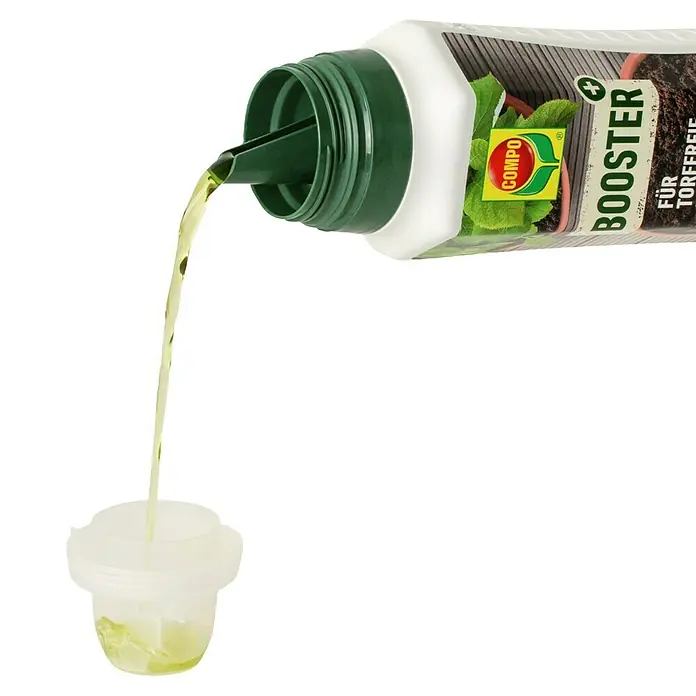 Compo Universaldünger Booster - 500 ml - Flüssiger Compo Booster wird in einen Messbecher gegossen, der auf die richtige Dosierung für gesunde Pflanzen hinweist.
