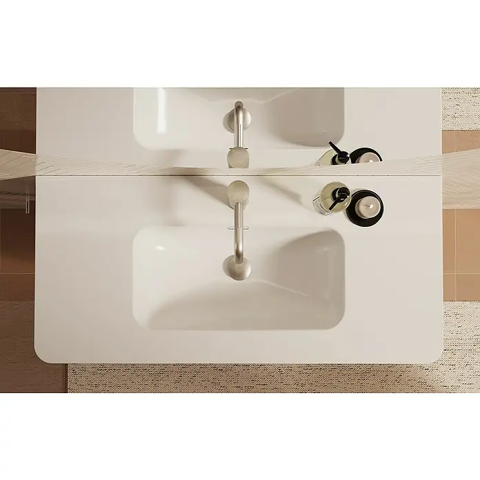 Thebalux Badmöbel-Set Sunny - Gesamtbreite Badmöbel: 101 cm, Roquebrun, Matt - Blick von oben auf ein modernes Doppelwaschbecken aus weißem Stein mit Armaturen, Seife und Kerze.