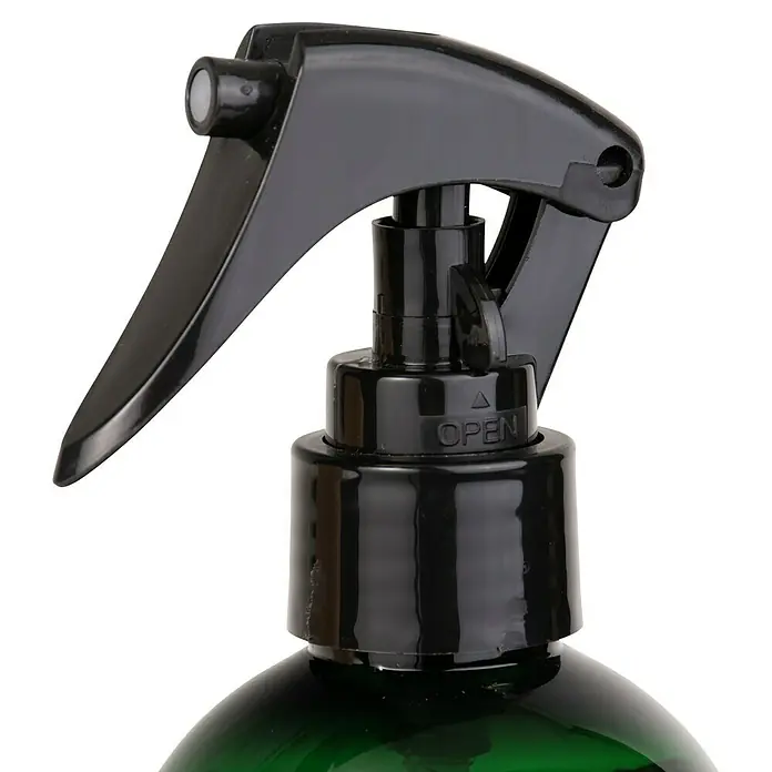 Compo Blattpflege - Geeignet für: Grünpflanzen, 500 ml - Nahaufnahme eines grünen Sprühflaschenhalses mit schwarzem Sprühkopf, der auf "OPEN" eingestellt ist, ideal für Reinigungs- oder Pflegeprodukte.