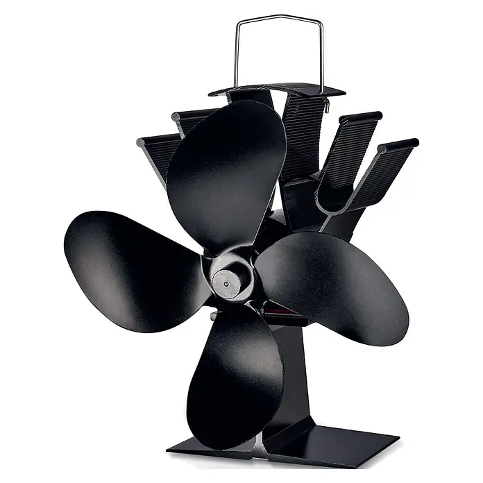 Ofenventilator - Stromlos - Aufnahme eines schwarzen, wärmebetriebenen Ofenventilators mit vier Blättern und einem Griff.