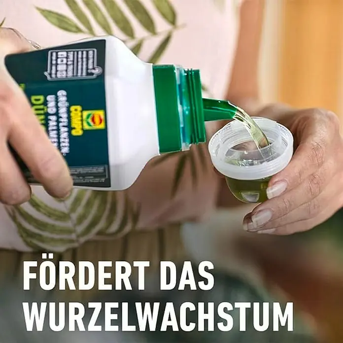 Compo Universaldünger - 1 l - Ein Closeup zeigt, wie Compo Flüssigdünger in einen Messbecher gegossen wird, was das Wurzelwachstum fördert.