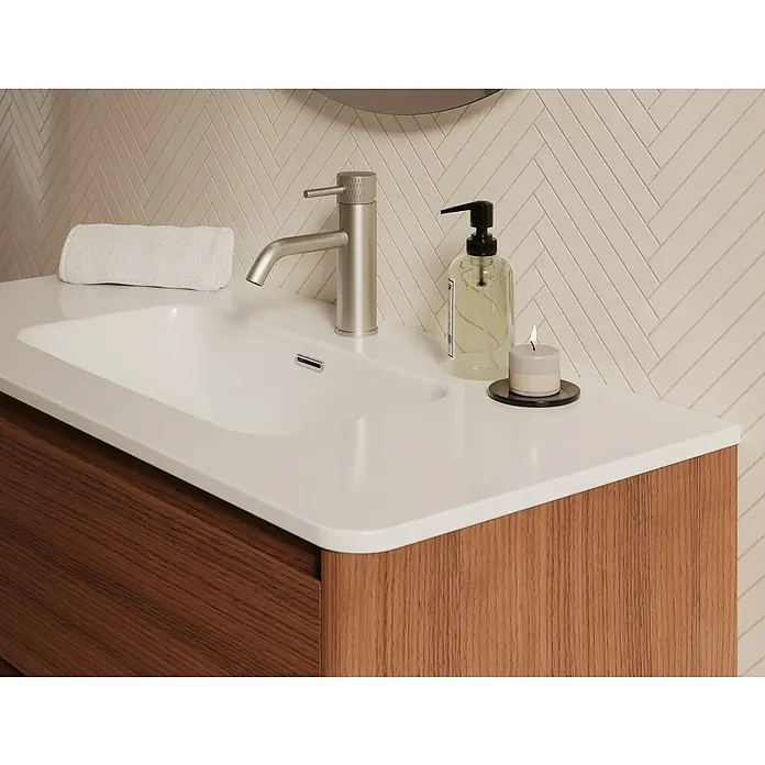 Thebalux Badmöbel-Set Sunny - Gesamtbreite Badmöbel: 101 cm, Roquebrun, Matt - Moderne Waschbeckenarmatur auf einem Waschtisch mit Holzunterschrank, ergänzt durch Seifenspender und Kerze für ein stilvolles Badezimmerambiente.