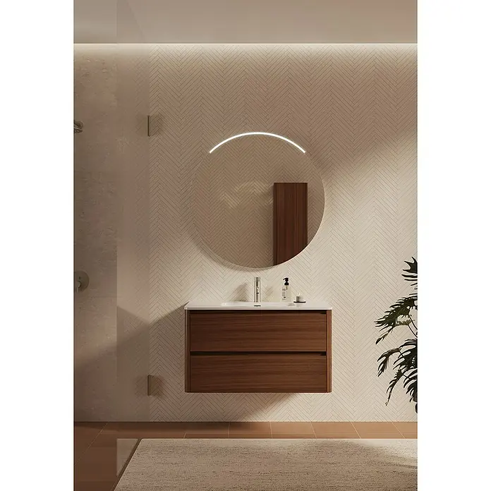 Thebalux Badmöbel-Set Sunny - Gesamtbreite Badmöbel: 101 cm, Roquebrun, Matt - Ein modernes Badezimmer mit einem runden Spiegel mit Beleuchtung und einem Waschtischunterschrank in Holzoptik.