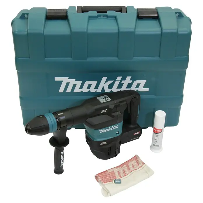 Makita XGT 40V max. Akku-Kombihammer HM001GZ02 - 40 V, Ohne Akku, 9,4 J - Ein Makita-Bohrhammer mit Zubehör, einschließlich Koffer, Zusatzgriff, Schmiermittel und Tuch, präsentiert vor dem robusten Werkzeugkasten.