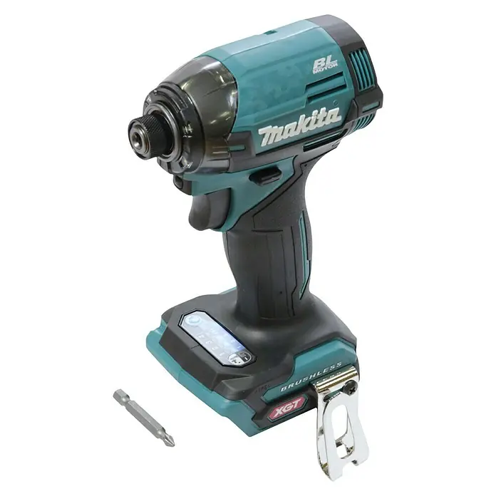 Makita XGT 40V max. Akku-Schlagschrauber TD002GZ01 - 40 V, Ohne Akku, 220 Nm - Hier ist ein Makita Akku-Schlagschrauber XGT mit einem Bit und einem Gürtelclip. Das Elektrowerkzeug ist in den Farben Türkis und Schwarz gehalten.