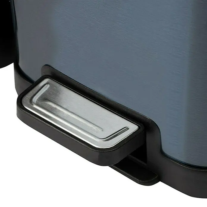 Floordirekt Standard-Mülleimer Zack 15 L Blau - 15 l, Edelstahl, Blau - Detailaufnahme des Fußpedals eines Mülleimers aus Edelstahl, das Design und die Funktionalität hervorhebt.