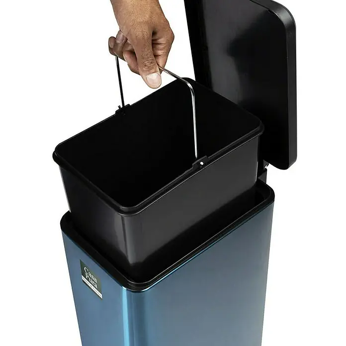 Floordirekt Standard-Mülleimer Zack 15 L Blau - 15 l, Edelstahl, Blau - Ein blauer Casa Lira Treteimer mit herausgenommenem Inneneimer wird gezeigt, der von einer Hand gehalten wird. Der Deckel des Eimers ist geöffnet.