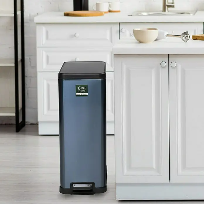 Floordirekt Standard-Mülleimer Zack 15 L Blau - 15 l, Edelstahl, Blau - Ein grauer Casa Pura Treteimer aus Edelstahl steht in einer Küche mit weißen Schränken. Er ist schlank und modern.