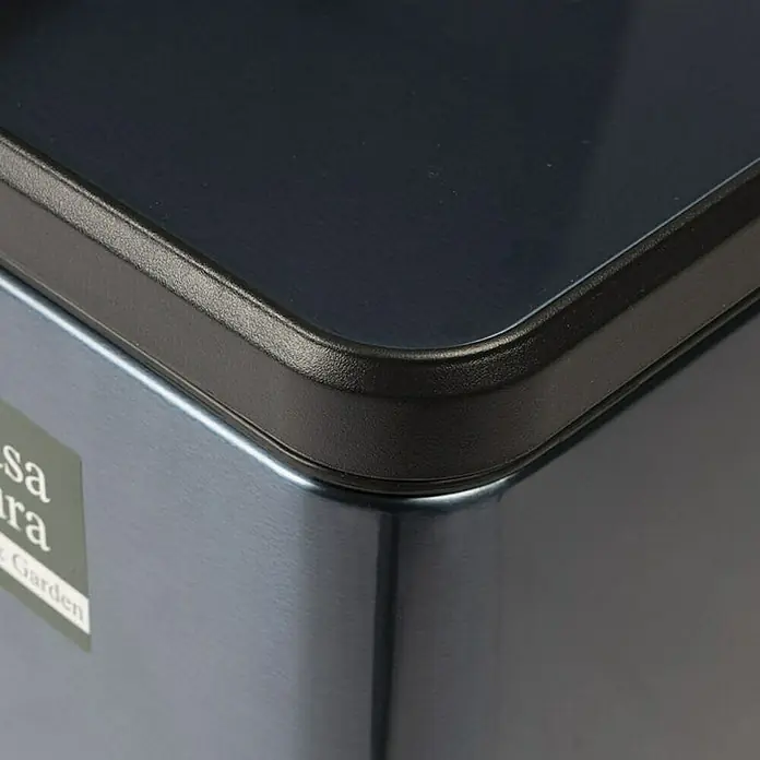 Floordirekt Standard-Mülleimer Zack 15 L Blau - 15 l, Edelstahl, Blau - Nahaufnahme einer blauen Metallbox mit schwarzem Deckel. Ideal für die Aufbewahrung verschiedener Gegenstände im Haushalt und Büro.