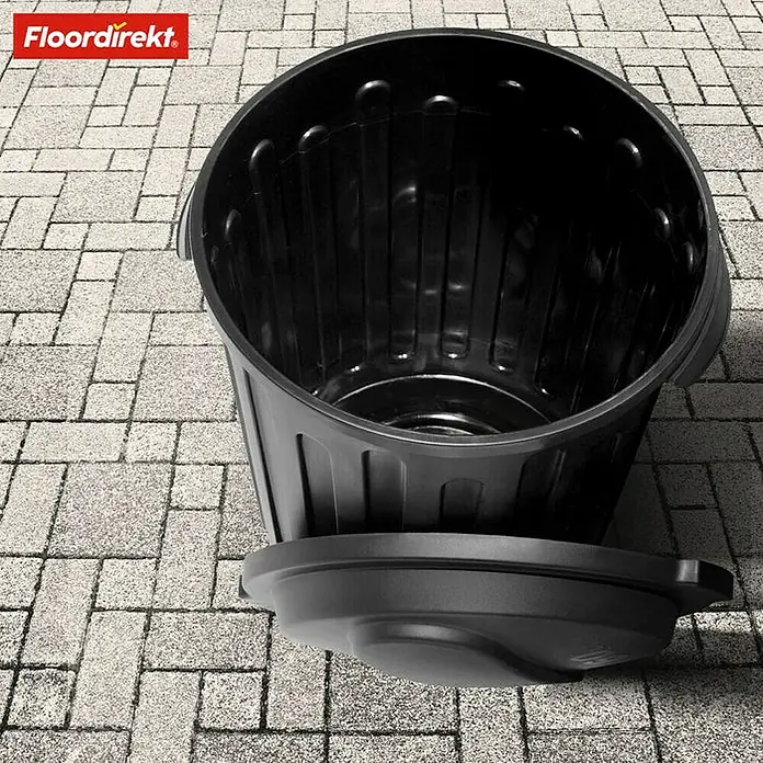 Floordirekt Standard Mülleimer Robin 60 L - 60 l, Kunststoff, Schwarz - Ein schwarzer Mülleimer mit Deckel steht auf einem gepflasterten Untergrund. Das Produkt ist für die Abfallentsorgung im Innen- und Außenbereich gedacht.