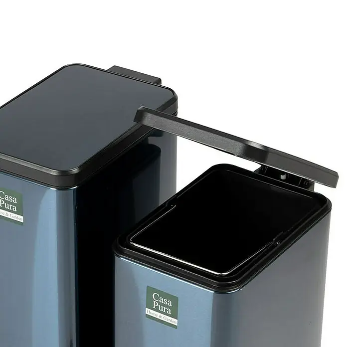Floordirekt Standard-Mülleimer Zack 15 L Blau - 15 l, Edelstahl, Blau - Hier sind zwei blaue Casa Pura Mülleimer mit Deckel, einer offen und einer geschlossen. Sie sind aus Metall und haben ein modernes Design.