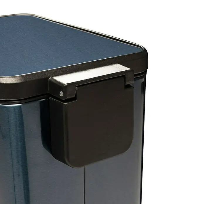 Floordirekt Standard-Mülleimer Zack 15 L Blau - 15 l, Edelstahl, Blau - Detailaufnahme eines dunkelblauen Mülleimers mit schwarzem Verschluss, der die hochwertige Verarbeitung und das moderne Design hervorhebt.