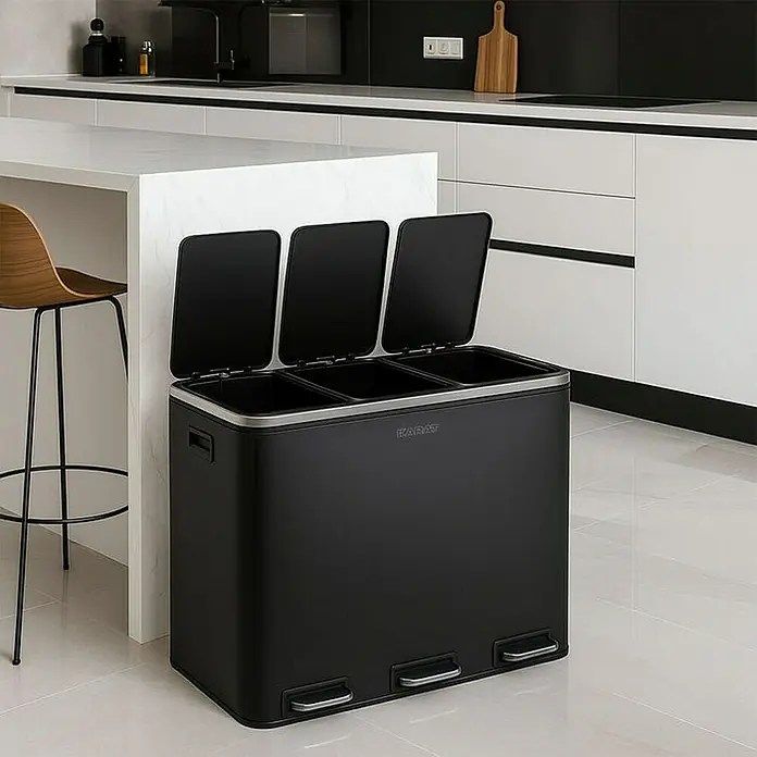 Floordirekt Standard Mülleimer Felix 3 x 18 L Schwarz - 54 l, Edelstahl, Schwarz - Ein schwarzer, dreifacher Mülleimer in einer modernen Küche, die Mülleimerdeckel sind geöffnet, um die Fächer zu zeigen.