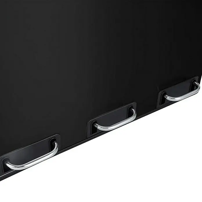 Floordirekt Standard Mülleimer Felix 3 x 18 L Schwarz - 54 l, Edelstahl, Schwarz - Detailaufnahme einer schwarzen Truhe mit verchromten Griffen, die Funktionalität und modernes Design vereinen.