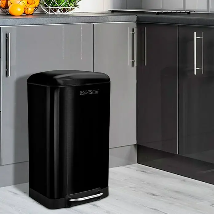 Floordirekt Standard Mülleimer Cubo 30 L Schwarz - 30 l, Edelstahl, Schwarz - Ein schwarzer "Karat" Tretmülleimer steht in einer modernen Küche. Der Eimer hat eine rechteckige Form mit abgerundeten Ecken.
