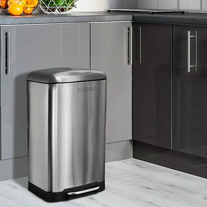 Floordirekt Standard Mülleimer Cubo 30 L Silber - 30 l, Edelstahl, Silber - Ein schicker, eckiger Karat-Treteimer aus Edelstahl steht in einer modernen Küche. Der Mülleimer verfügt über einen schwarzen Boden und ein Pedal.