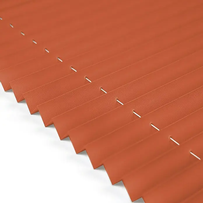 Deco-Raum Plissee ohne Bohren Basic - B x H: 90 x 210 cm, Orange - Nahaufnahme von ziegelroten Plissee-Gardinen mit gleichmäßig angeordneten Löchern zur Aufhängung für eine moderne Fensterdekoration.