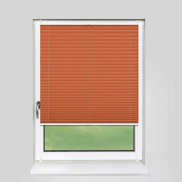 Deco-Raum Plissee ohne Bohren Basic - B x H: 90 x 210 cm, Orange - Eine Innenaufnahme eines Fensters mit einem orangefarbenen Plissee-Rollo, das teilweise heruntergelassen ist und das Fenster bedeckt.
