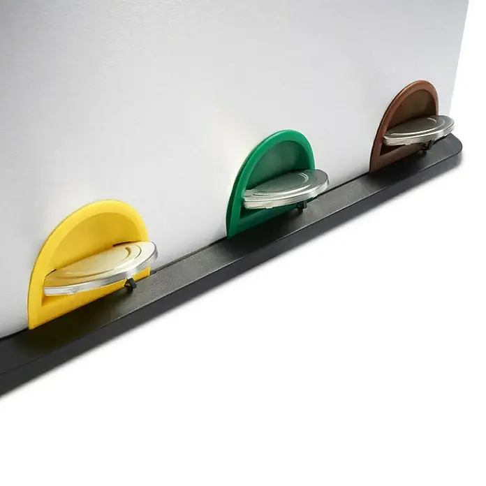 Floordirekt Standard Mülleimer Brandon 3 x 18 L - 54 l, Edelstahl, Silber - Nahaufnahme eines Mülltrennsystems mit farbcodierten Fächern (gelb, grün, braun) auf einem schwarzen Sockel.