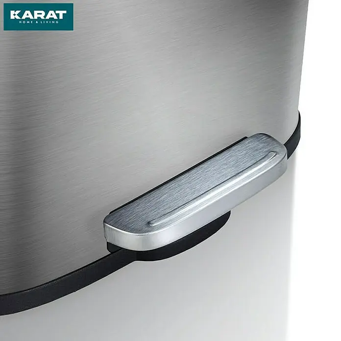 Floordirekt Standard Mülleimer Dustin 30 L Silber - 30 l, Edelstahl, Silber - Detailaufnahme eines Edelstahl-Tretabfalleimers mit Pedal. Das Karat Home & Living Logo ist sichtbar.