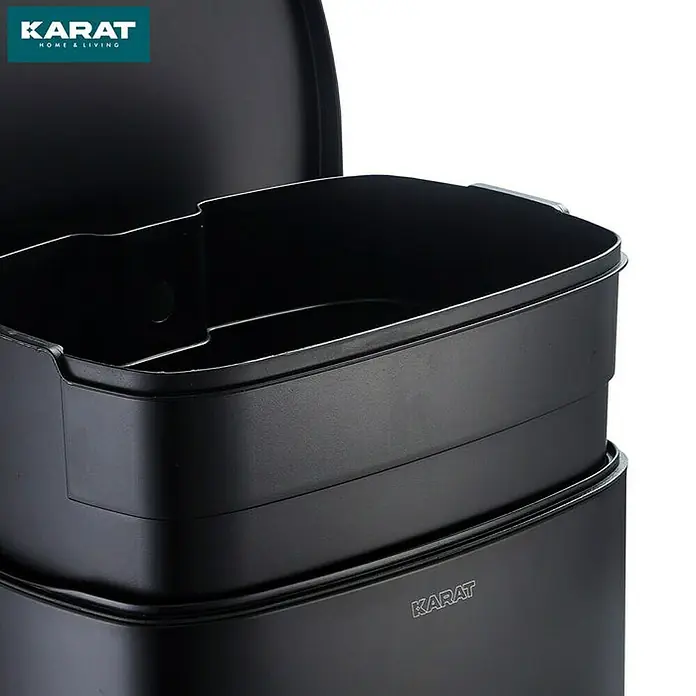 Floordirekt Standard Mülleimer Dustin 50 L Schwarz - 50 l, Edelstahl, Schwarz - Detailaufnahme eines schwarzen Karat-Abfalleimers mit offenem Deckel, der die Innenstruktur zeigt.